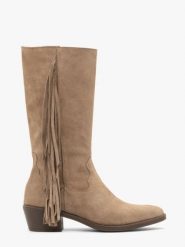 Piaskowe kozaki boho z frędzlami. Brązowe kozaki Ryłko, bez wzorów, ze skóry, boho, bez obcasa, na obcasie, bez zapięcia. Za 549.99 zł.