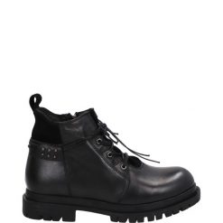 CZARNE BOTKI 3724 BLACK. Czarne botki Venezia, bez wzorów, ze skóry, bez obcasa, bez zapięcia. Za 219.00 zł.