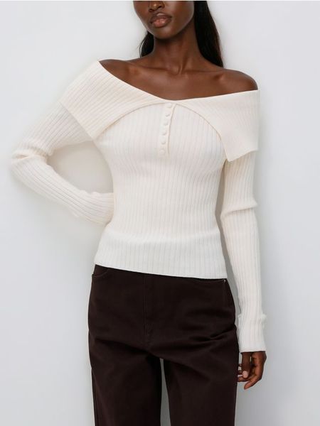 Sweter z wykładanym kołnierzem - kremowy. Białe swetry Reserved, l, bez wzorów, z dzianiny, bez ramiączek. Za 119.99 zł.