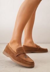 Jasnobrązowe Mokasyny VICES Casualowe ze Skórzaną Wkładką i Metalowymi Ozdobami Dinsmore. Brązowe mokasyny Renee, bez wzorów, z materiału, z okrągłym noskiem. Za 89.99 zł.