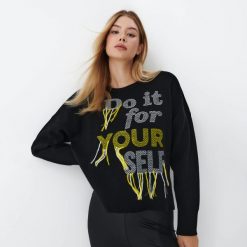 Sweter z aplikacją - Czarny. Czarne swetry Mohito, l, z aplikacjami, bez ramiączek. W wyprzedaży za 89.99 zł.