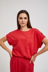 Bluzka z kieszonką i krótkimi rękawami czerwona. Czerwone bluzki MOODO, bez wzorów, bez kołnierzyka, bez ramiączek. W wyprzedaży za 29.99 zł.