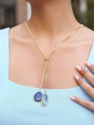 Pierres de Jade Pozłacany naszyjnik z elementami ozdobnymi - dł. 50 cm rozmiar: onesize. Niebieskie naszyjniki Pierres de Jade, z materiału, z lazurytem, pozłacane. Za 69.99 zł.