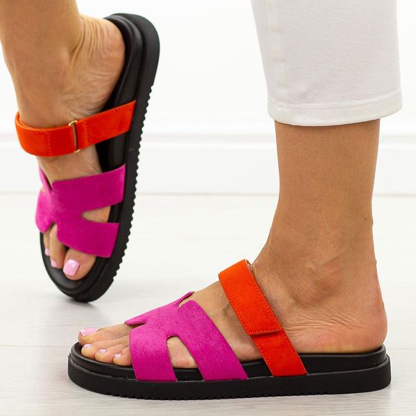 Fuksjowo pomarańczowe klapki damskie Vinceza 17401. Czerwone klapki VINCEZA, bez wzorów, z jeansu, eleganckie, bez obcasa, na płaskiej podeszwie, bez zapięcia. Za 139.00 zł.