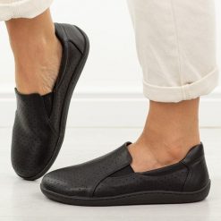 Czarne skórzane półbuty damskie barefoot M.Daszyński Ol38-2. Czarne półbuty wsuwane M.Daszyński, na jesień, bez wzorów, z jeansu, eleganckie, bez obcasa, na płaskiej podeszwie. W wyprzedaży za 197.10 zł.