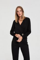 Kardigan z ozdobnym guzikiem czarny. Czarne swetry MOODO, s, bez wzorów, z poliamidu, bez ramiączek. Za 149.99 zł.