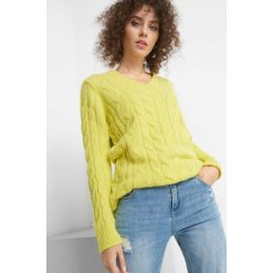 Sweter z warkoczami. Żółte swetry Orsay, z dzianiny. Za 99.99 zł.