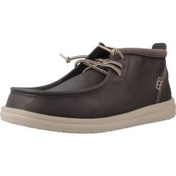 Buty HEY DUDE WALLY MID GRIPR CLASSIC Brązowy. Brązowe buty trekkingowe PRO BRANDS, z syntetyku, bez zapięcia. W wyprzedaży za 381.55 zł.