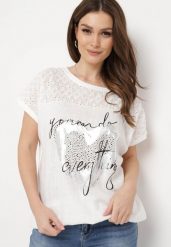 Biała Bluzka z Lnem Ozdobiona Ażurowym Wzorem i Nadrukiem Sirettama. Białe bluzki Born2be, l, w ażurowe wzory, eleganckie, bez kołnierzyka, bez ramiączek. Za 79.99 zł.