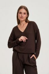 Sweter z dekoltem w serek brązowy. Brązowe swetry MOODO, l, bez wzorów, z elastanu, bez ramiączek. Za 59.99 zł.