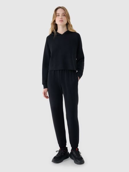 4F Spodnie dresowe joggery z modalem damskie - czarne L. Czarne spodnie dresowe 4f, bez wzorów, z dresówki, sportowe. W wyprzedaży za 119.99 zł.