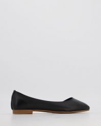 SKÓRZANE BALERINY E257 BLACK. Czarne baleriny Venezia, bez wzorów, ze skóry, bez obcasa, bez zapięcia. Za 179.00 zł.