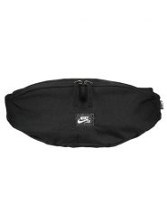 Nike Saszetka w kolorze czarnym rozmiar: onesize. Czarne nerki i saszetki Nike, bez wzorów, z materiału, sportowe, bez dodatków. Za 88.23 zł.
