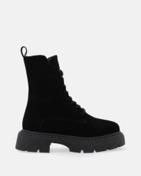 ZAMSZOWE BOTKI W KOLORZE CZARNYM 398023 1575 BLAC. Czarne botki Venezia, bez wzorów, ze skóry, bez obcasa, bez zapięcia. Za 289.00 zł.