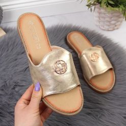 Klapki damskie z ozdobą złote Filippo. Żółte klapki Filippo, z aplikacjami, ze skóry ekologicznej, bez obcasa, bez zapięcia. Za 139.99 zł.