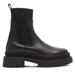 Botki GINO ROSSI. Czarne botki Gino Rossi, bez wzorów, bez obcasa, na płaskiej podeszwie, bez zapięcia. Za 399.99 zł.