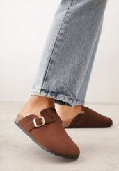 Ciemnobrązowe Klapki Ozdobione Klamrą na Pasku Zelevelis. Brązowe klapki Renee, bez wzorów, z jeansu, eleganckie, bez obcasa, na obcasie, bez zapięcia. Za 69.99 zł.