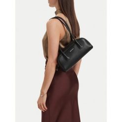 Torebka GINO ROSSI. Czarne torebki klasyczne Gino Rossi, bez wzorów, klasyczne, bez dodatków. Za 379.99 zł.