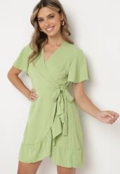 Zielona Sukienka o Kopertowym Kroju z Krótkim Rękawem i Falbanką Tinasshia. Zielone sukienki Born2be, na co dzień, l, bez wzorów, eleganckie, bez kołnierzyka, bez ramiączek, mini, kopertowe. W wyprzedaży za 46.74 zł.