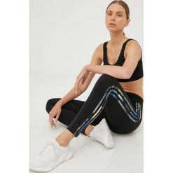 Adidas legginsy damskie kolor czarny z aplikacją. Czarne legginsy adidas, z aplikacjami, z bawełny. Za 139.99 zł.