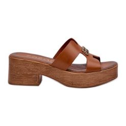 Zazoo 40412 Skórzane Eleganckie Klapki Damskie Ze Złotą Ozdobą Brązowe. Brązowe klapki z aplikacjami, ze skóry, eleganckie, bez obcasa, bez zapięcia. Za 357.10 zł.