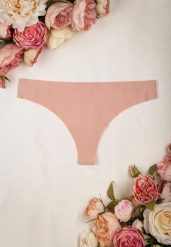 Różowe Majtki Bezszwowe Stringi Genevra. Czerwone stringi Renee, bez wzorów, z jeansu. W wyprzedaży za 5.99 zł.