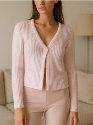 Sweter zapinany na guzik - różowy. Czerwone swetry Sinsay, l, bez wzorów, bez ramiączek. Za 39.99 zł.