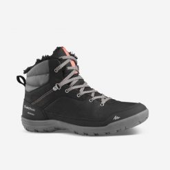 Buty turystyczne damskie Quechua SH100 Mid wodoodporne. Czarne buty trekkingowe QUECHUA, bez wzorów, z kauczuku, przed kolano, bez zapięcia, trekkingowe. W wyprzedaży za 99.99 zł.