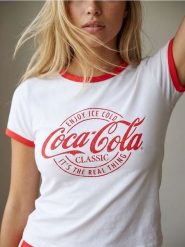Bawełniana piżama dwuczęściowa Coca-Cola - biały. Białe piżamy Sinsay, l, bez wzorów, z bawełny, bez kołnierzyka, bez ramiączek. Za 49.99 zł.