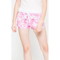 Superdry - Szorty. Szare szorty sportowe Superdry, z poliesteru. W wyprzedaży za 89.90 zł.