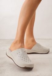 Beżowe Klapki Ozdobione Tłoczeniem Perforacją i Metaliczną Aplikacją Arihari. Brązowe klapki Born2be, z aplikacjami, eleganckie, bez obcasa, na płaskiej podeszwie, bez zapięcia. Za 79.99 zł.