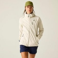 Damska kurtka typu softshell z kapturem Lexan III. Białe kurtki przejściowe sportowe Dare 2b, bez wzorów, z poliesteru, z kapturem, trekkingowe. Za 649.99 zł.