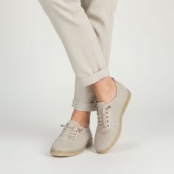 Półbuty damskie Filippo, cholewka skóra naturalna perforowana sznurowanie minimalistyczny fason lekka konstrukcja elastyczne wykończenie wygodne dopa. Brązowe półbuty wsuwane Filippo, bez wzorów, ze skóry, bez obcasa, na płaskiej podeszwie. Za 179.00 zł.