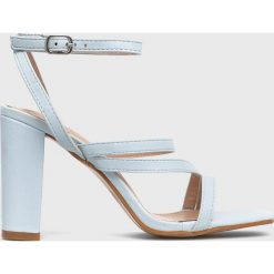 Answear Lab sandały. Niebieskie sandały Answear Lab, bez wzorów, z materiału, bez obcasa, na obcasie, bez zapięcia. Za 189.99 zł.