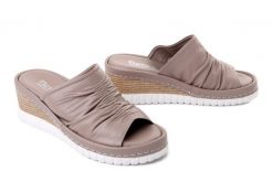 Artiker Relaks 58C1370 vison, klapki damskie. Brązowe klapki Artiker Relaks, bez wzorów, bez obcasa, na koturnie, bez zapięcia. Za 249.90 zł.