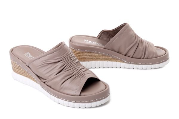 Artiker Relaks 58C1370 vison, klapki damskie. Brązowe klapki Artiker Relaks, bez wzorów, bez obcasa, na koturnie, bez zapięcia. Za 249.90 zł.
