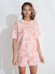 Bawełniana piżama dwuczęściowa z nadrukiem w kwiaty - różowy. Czerwone piżamy Sinsay, l, bez wzorów, z bawełny, bez kołnierzyka, bez ramiączek. Za 39.99 zł.