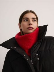 Komin z wysokim golfem - czerwony. Czerwone szaliki i kominy Reserved, bez wzorów, z dzianiny. W wyprzedaży za 39.99 zł.