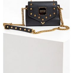 Torebka VERSACE JEANS COUTURE. Czarne torebki klasyczne Versace Jeans Couture, z aplikacjami, z jeansu, zdobione, bez dodatków. W wyprzedaży za 580.30 zł.
