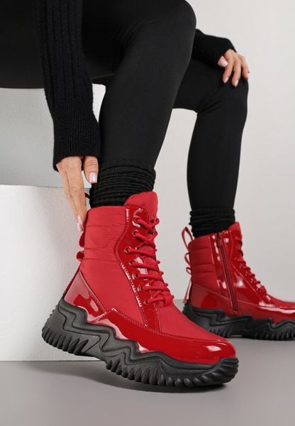 Czerwone Sznurowane Śniegowce VICES z Lakierowanymi Wstawkami i Tłoczeniami Reisanna. Czerwone śniegowce Born2be, bez wzorów, z futra, bez zapięcia. Za 159.99 zł.