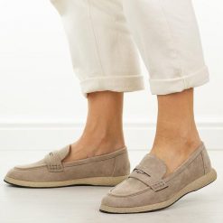 Beżowe mokasyny damskie Vinceza 62273. Brązowe mokasyny VINCEZA, bez wzorów, z jeansu, z okrągłym noskiem. W wyprzedaży za 139.92 zł.