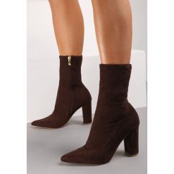 Brązowe Botki Helis. Brązowe botki Renee, bez wzorów, ze szpiczastym noskiem, za kostkę, bez obcasa, na obcasie, bez zapięcia. Za 139.99 zł.