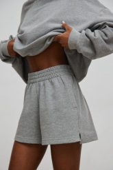 Szorty z dzianiny dresowej w kolorze DEEP GREY MELANGE - LE PETIT-XL. Szare szorty sportowe Marsala, bez wzorów, z bawełny, z podwyższonym stanem, na fitness i siłownię. Za 229.90 zł.