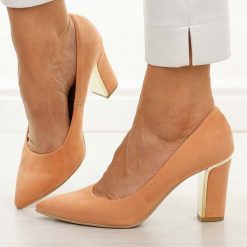 Morelowe zamsz Polskie czółenka damskie Suzana 852. Brązowe czółenka Suzana, na jesień, bez wzorów, z zamszu, eleganckie, bez obcasa, na słupku, bez zapięcia. Za 249.00 zł.