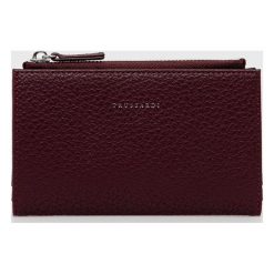 Trussardi portfel damski kolor bordowy. Czerwone portfele TRUSSARDI, bez wzorów, z materiału. Za 329.99 zł.