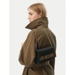 Torebka LOVE MOSCHINO. Czarne kopertówki Love Moschino, bez wzorów, wizytowe, bez dodatków. Za 699.99 zł.