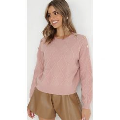 Ciemnoróżowy Sweter Curnow. Czerwone swetry Born2be, m, z aplikacjami, z dzianiny, eleganckie, bez ramiączek. W wyprzedaży za 89.99 zł.