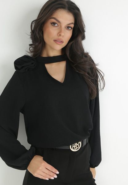 Czarna Bluzka z Ozdobnym Dekoltem Gomi. Czarne bluzki Born2be, bez wzorów, bez kołnierzyka, bez ramiączek. Za 69.99 zł.