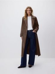 Płaszcz z imitacji skóry - brązowy. Brązowe płaszcze Reserved, l, bez wzorów, ze skóry, bez kaptura. Za 359.99 zł.