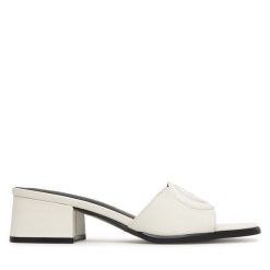 Klapki Guess. Białe klapki Guess, z aplikacjami, bez obcasa, bez zapięcia. Za 449.99 zł.